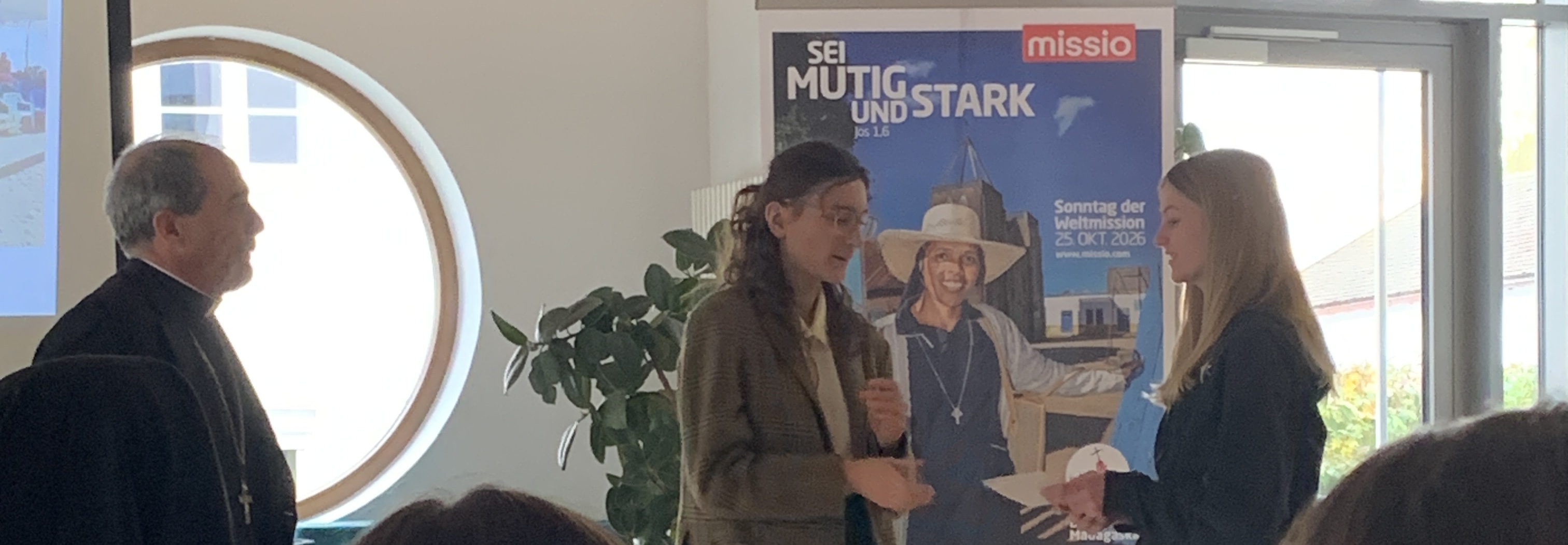 Übergabe eines Umschlags
